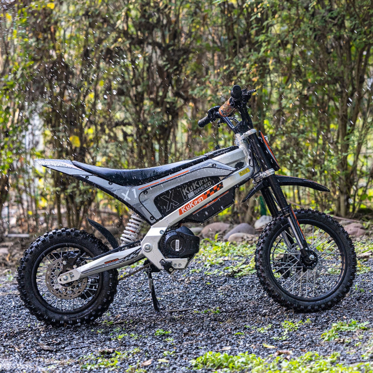 Moto-cross électrique KuKirin X1 vue de profil en forêt