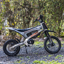 Moto-cross électrique KuKirin X1 vue de profil en forêt