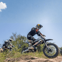 Pilote sur la moto-cross électrique KuKirin X1 en tout-terrain