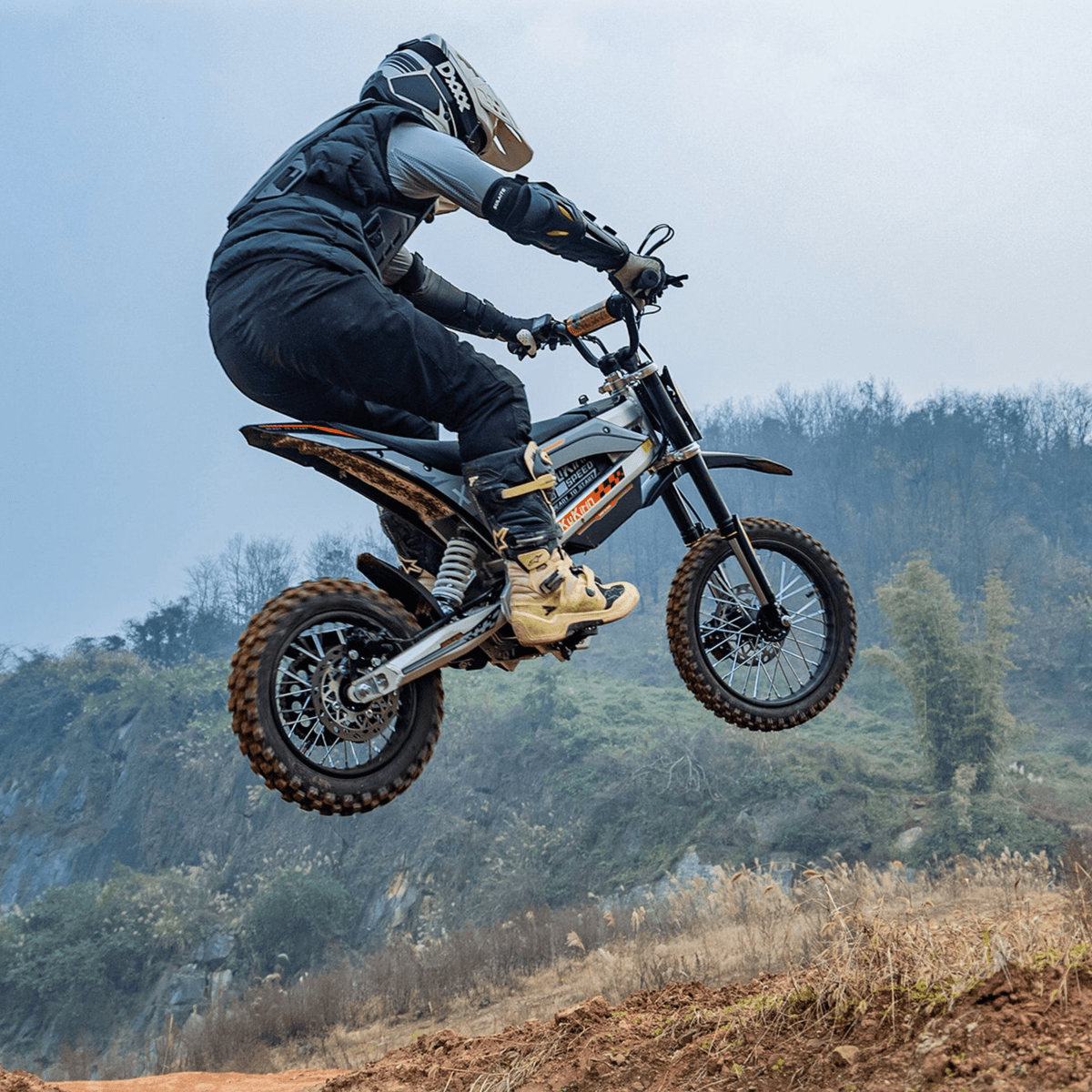 Pilote sautant avec la moto-cross électrique KuKirin X1