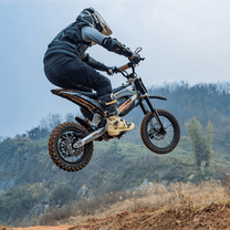 Pilote sautant avec la moto-cross électrique KuKirin X1
