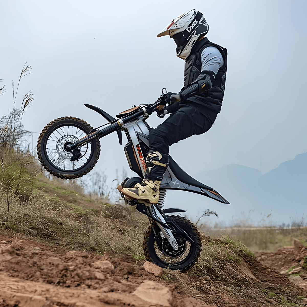 Pilote sautant avec la moto-cross électrique KuKirin X1 en montagne