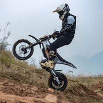 Pilote sautant avec la moto-cross électrique KuKirin X1 en montagne