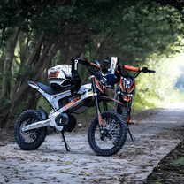 Personne debout avec la moto-cross électrique KuKirin X1