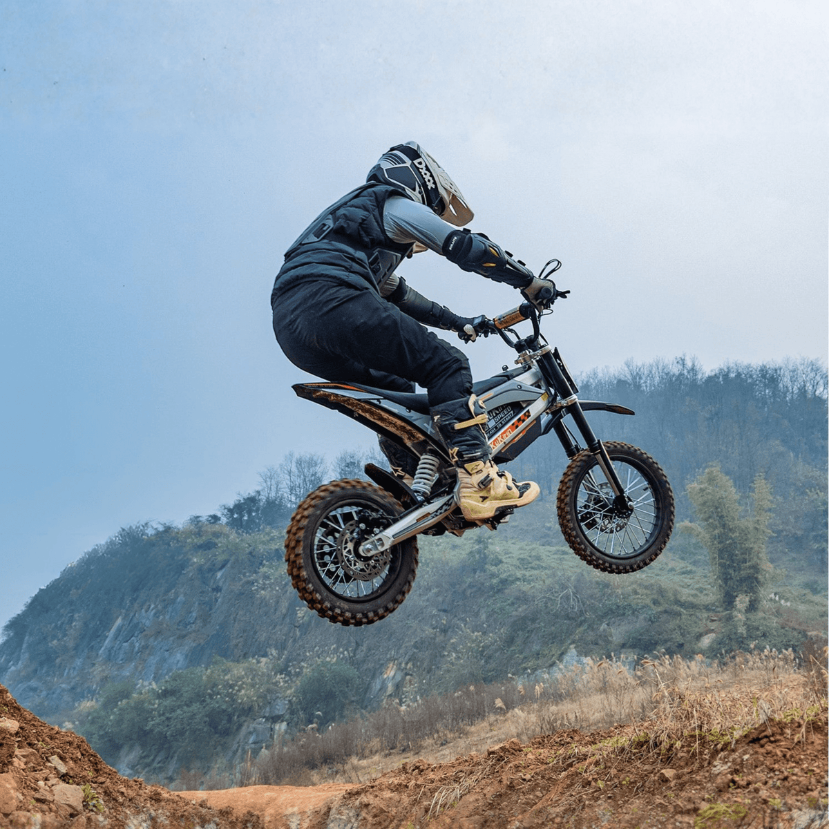 Pilote sautant avec la moto-cross électrique KuKirin X1