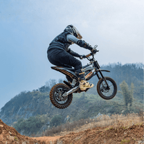 Pilote sautant avec la moto-cross électrique KuKirin X1