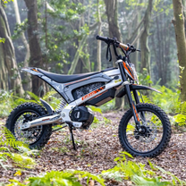 Moto-cross électrique KuKirin X1 vue de profil en forêt