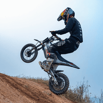 Pilote sautant avec la moto-cross électrique KuKirin X1