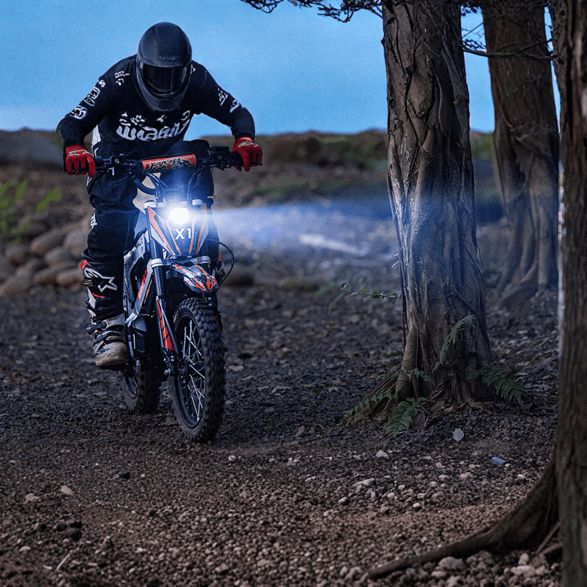 Moto-cross électrique KuKirin X1 avec éclairage allumé dans une ambiance nocturne