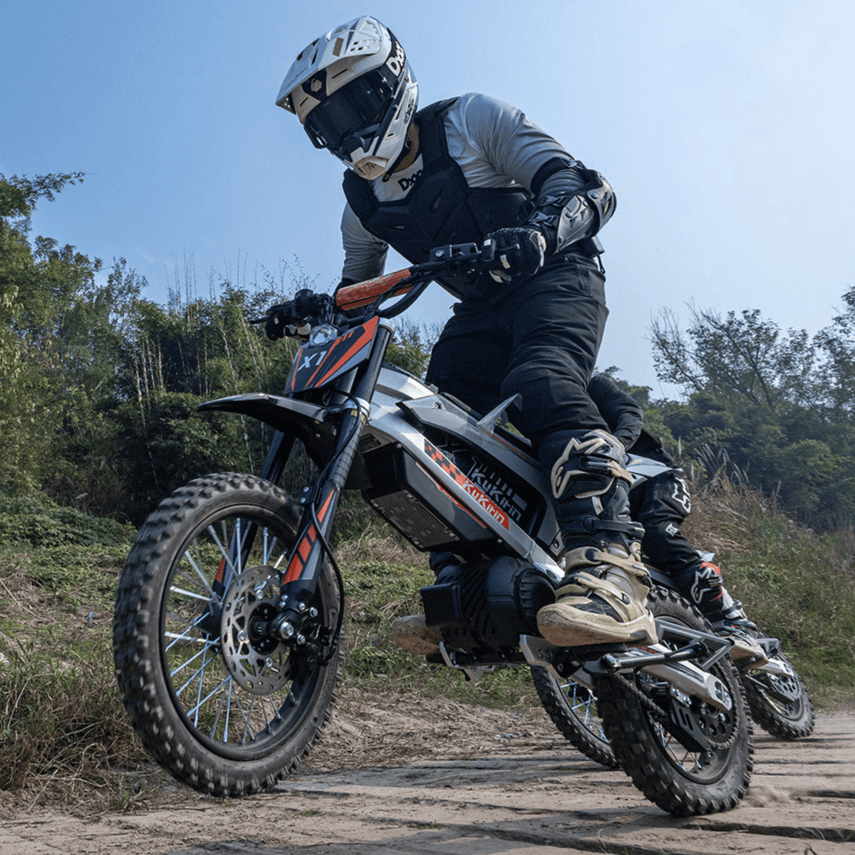Pilote sur la moto-cross électrique KuKirin X1 en tout-terrain