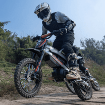 Pilote sur la moto-cross électrique KuKirin X1 en tout-terrain