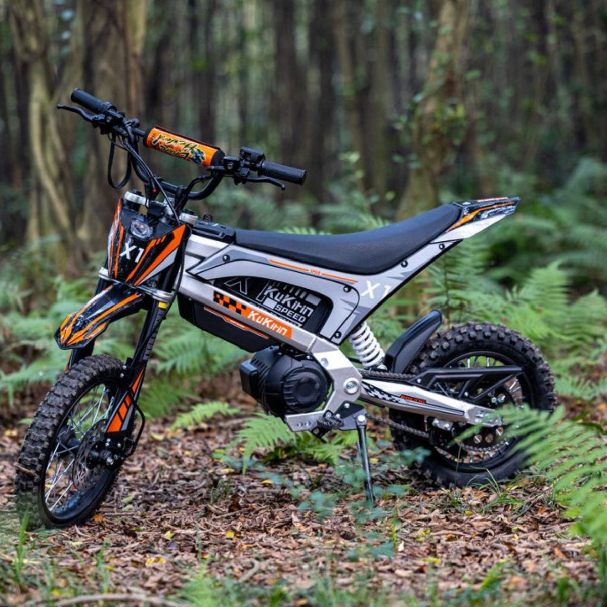 Moto-cross électrique KuKirin X1 vue de profil en forêt