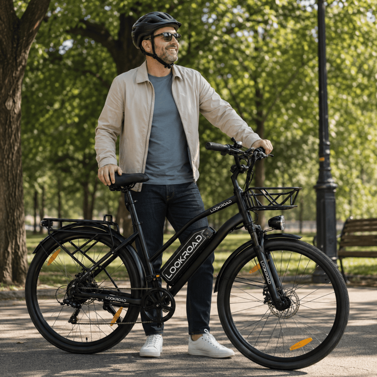 Homme debout avec le vélo électrique LOOKROAD L28 MIN dans un parc