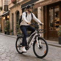 Homme roulant sur le vélo électrique LOOKROAD L28 MIN dans une rue