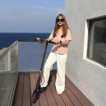 Femme debout avec la trottinette électrique Nanrobot H1