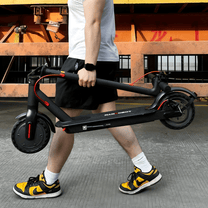 Personne portant la trottinette électrique Nanrobot H1 pliée