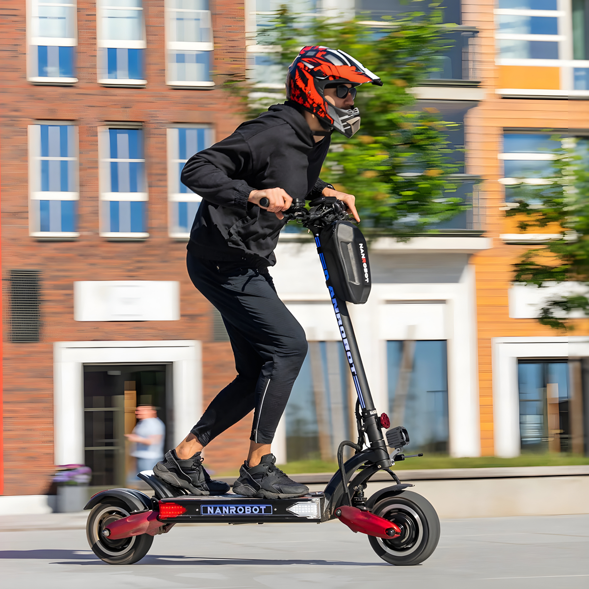 Personne roulant sur la trottinette électrique Nanrobot LS7+ en ville