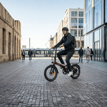 Homme roulant sur le vélo électrique pliant Onemile E2 dans une rue