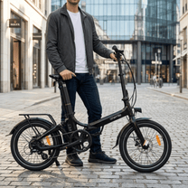 Homme debout avec le vélo électrique pliant Onemile E2 en ville