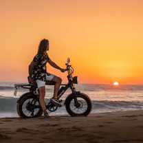 Femme debout avec le vélo électrique fat bike Onemile P40 Pro au bord de la mer au coucher du soleil