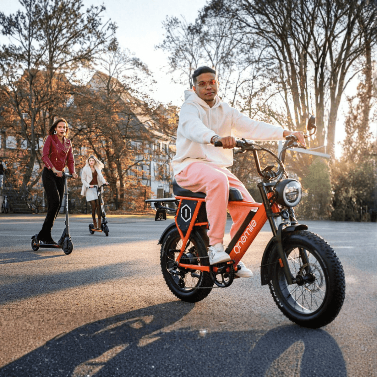 Personne roulant sur le vélo électrique fat bike Onemile P40 Pro dans un parc