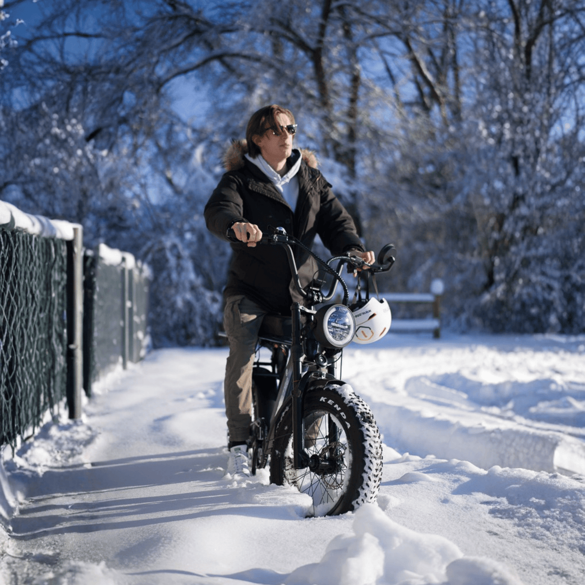 Femme roulant sur le vélo électrique fat bike Onemile P40 Pro dans la neige