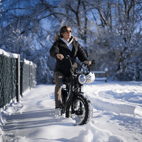 Femme roulant sur le vélo électrique fat bike Onemile P40 Pro dans la neige