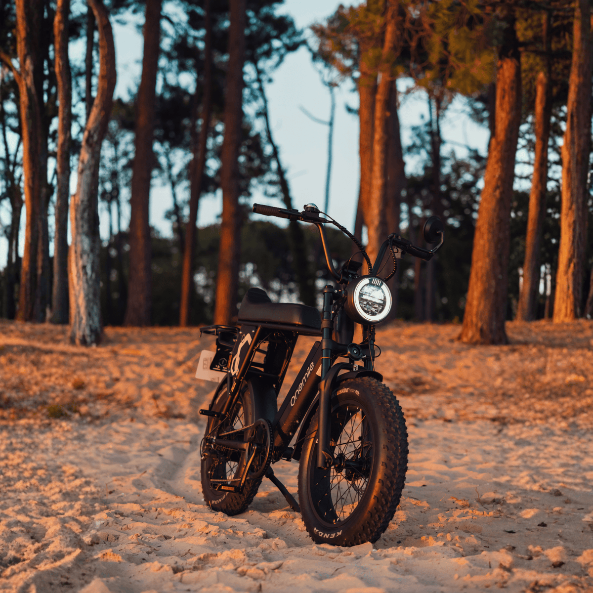 Vélo électrique fat bike Onemile P40 Pro vu de face sur un terrain sablonneux