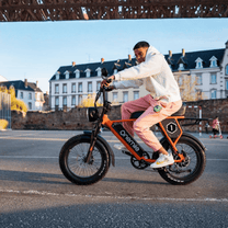 Personne roulant sur le vélo électrique fat bike Onemile P40 Pro en ville