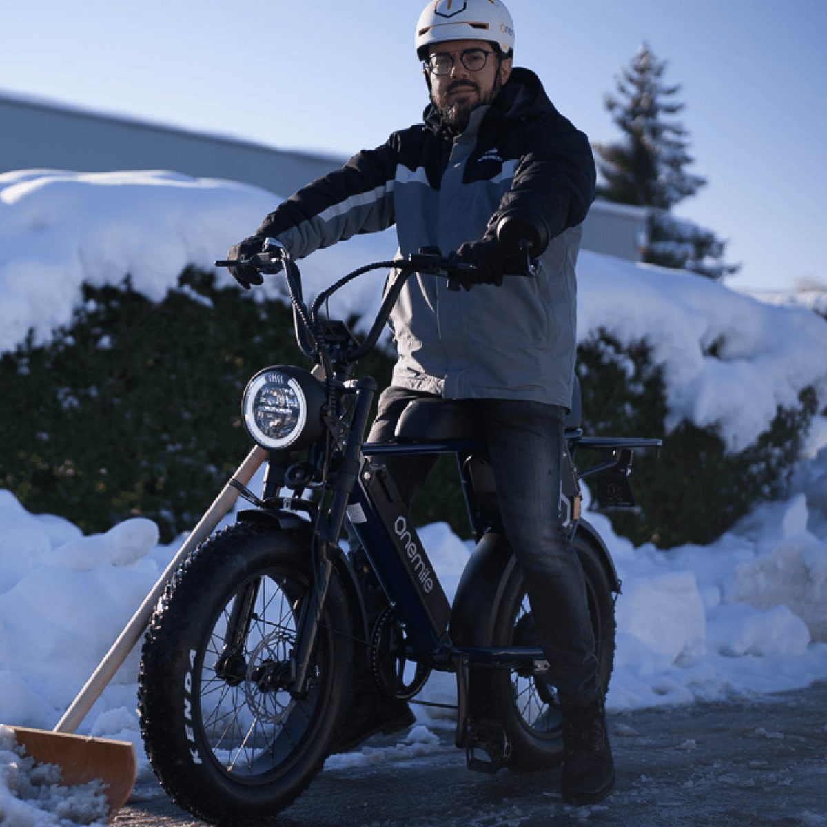 Homme debout avec le vélo électrique fat bike Onemile P40 Pro dans la neige