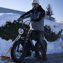 Homme debout avec le vélo électrique fat bike Onemile P40 Pro dans la neige
