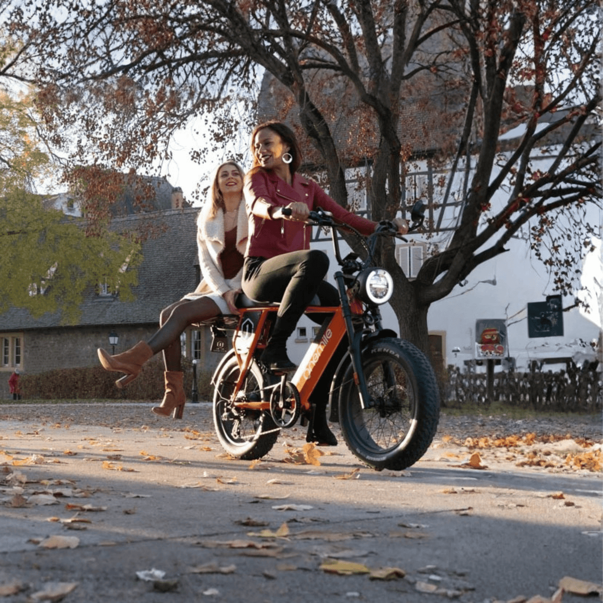 Femme debout avec le vélo électrique fat bike Onemile P40 Pro dans un parc