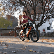 Femme debout avec le vélo électrique fat bike Onemile P40 Pro dans un parc