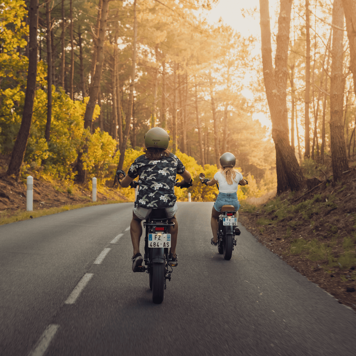 Deux personnes avec le vélo électrique fat bike Onemile P40 Pro sur la route