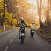 Deux personnes avec le vélo électrique fat bike Onemile P40 Pro sur la route