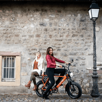 Deux personnes avec le vélo électrique fat bike Onemile P40 Pro dans une rue