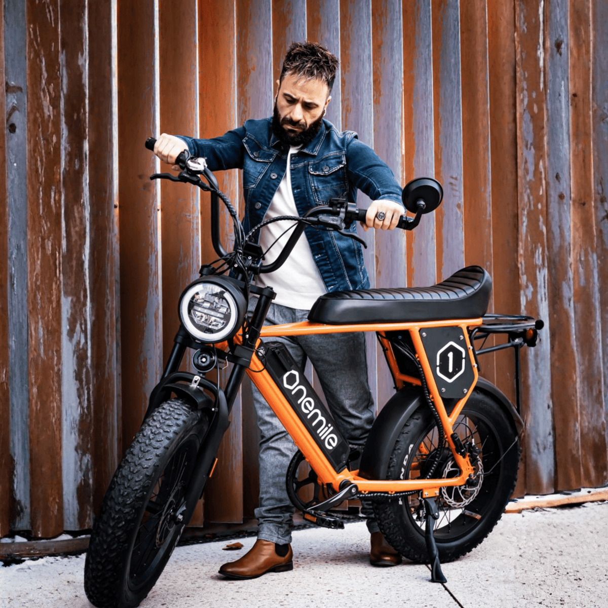 Homme debout avec le vélo électrique fat bike Onemile P40 Pro coloris orange