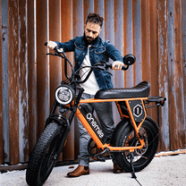 Homme debout avec le vélo électrique fat bike Onemile P40 Pro coloris orange