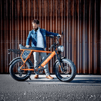 Homme debout avec le vélo électrique fat bike Onemile P40 Pro coloris orange
