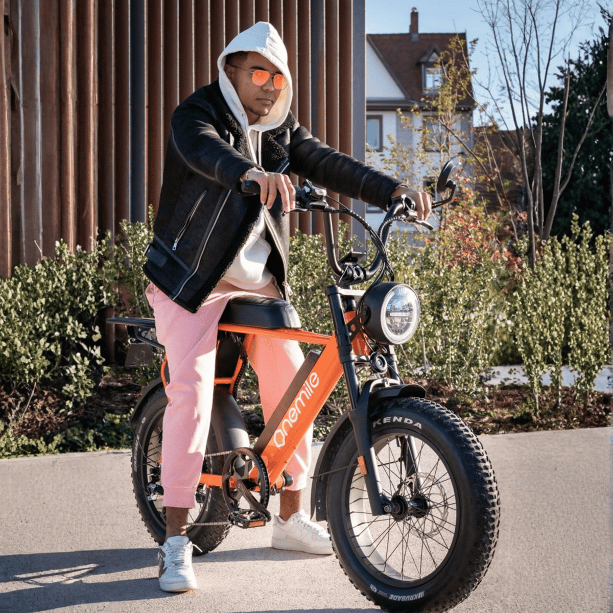 Personne debout avec le vélo électrique fat bike Onemile P40 Pro dans une rue