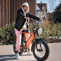 Personne debout avec le vélo électrique fat bike Onemile P40 Pro dans une rue