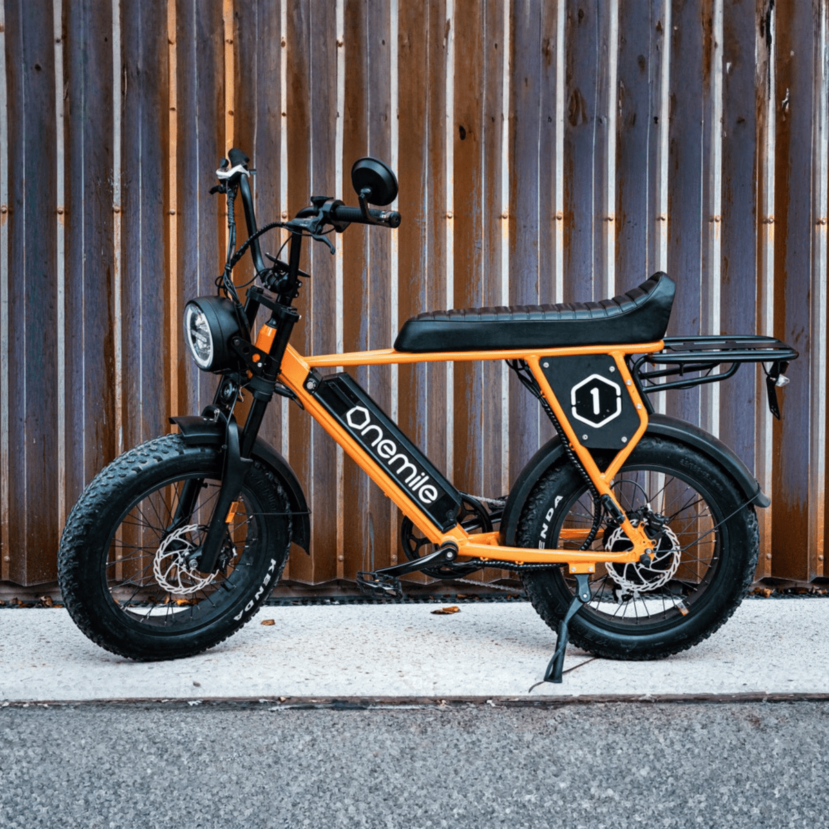 Vélo électrique fat bike Onemile P40 Pro vu de profil coloris orange garé