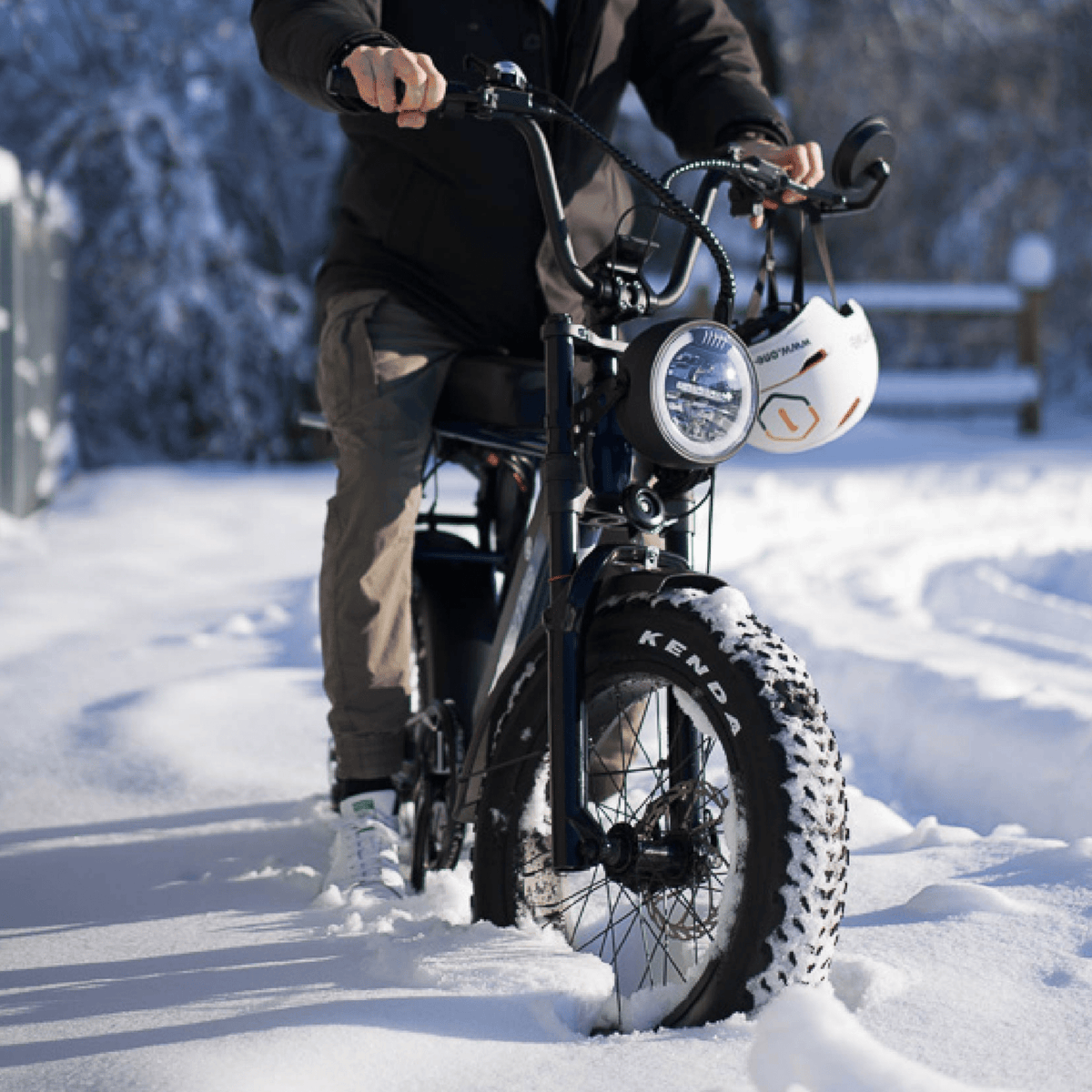 Homme roulant sur le vélo électrique fat bike Onemile P40 Pro dans la neige