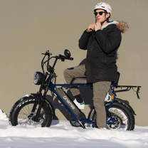 Homme debout avec le vélo électrique fat bike Onemile P40 Pro dans un décor hivernal
