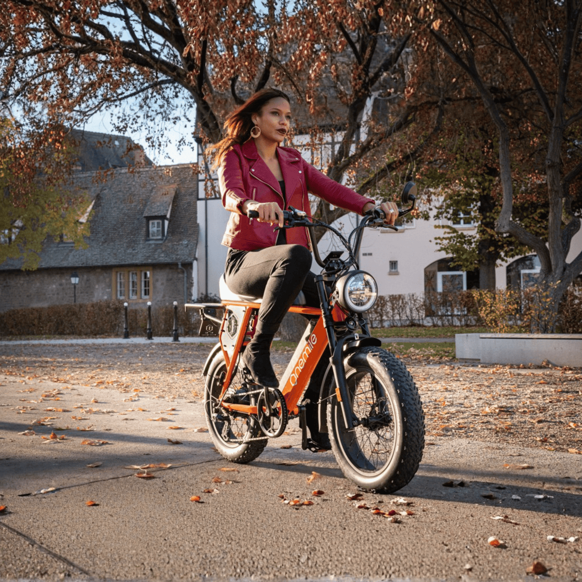 Femme roulant sur le vélo électrique fat bike Onemile P40 Pro dans une rue