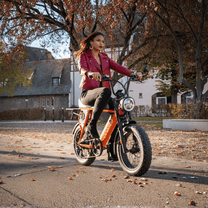 Femme roulant sur le vélo électrique fat bike Onemile P40 Pro dans une rue
