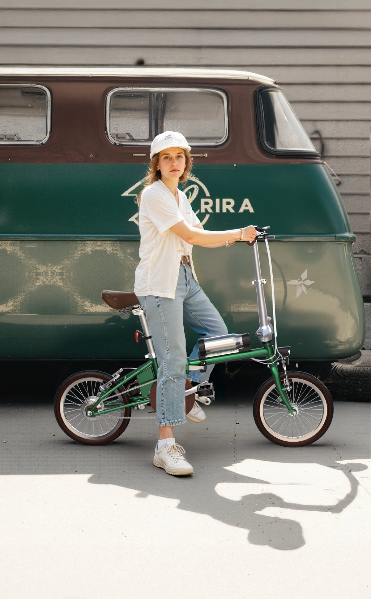 Femme debout avec le vélo électrique pliant OneSport OT02 dans une rue