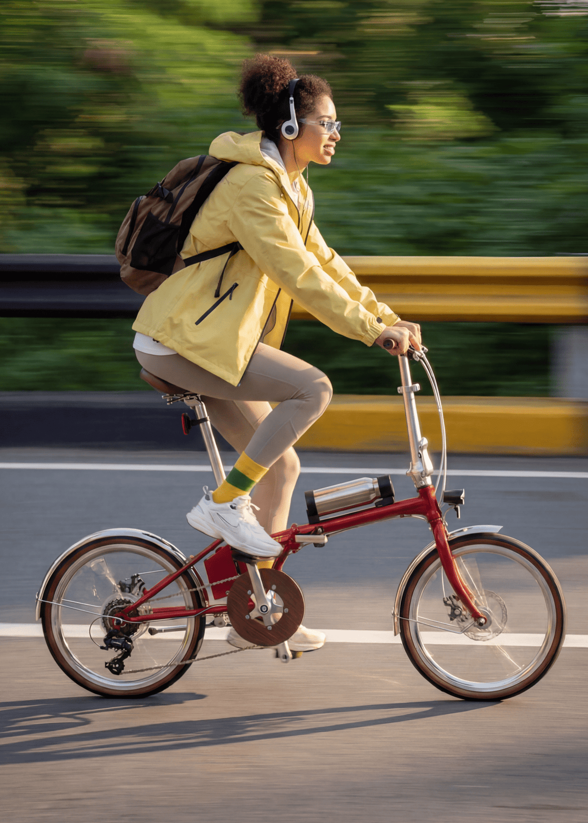 Femme roulant sur le vélo électrique pliant OneSport OT02 Pro coloris rouge sur la route