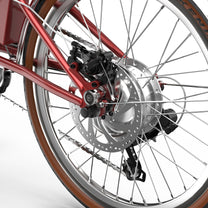 Dérailleur et chaîne de l'OneSport OT02 Pro coloris rouge en gros plan