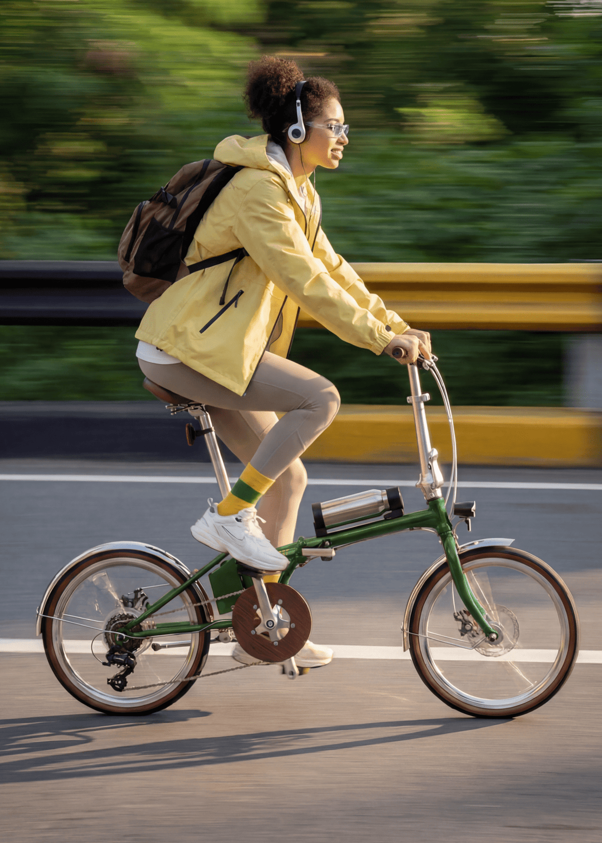 Femme roulant sur le vélo électrique pliant OneSport OT02 Pro coloris vert sur la route